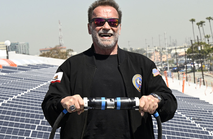 W ubiegłym tygodniu amerykańskie media donosiły o czynie społecznym Arnolda Schwarzeneggera, który - oburzony opieszałością służb miejskich - razem z kilkoma pomocnikami załatał dziurę w ulicy w pobliżu swojego domu w Los Angeles. Wyszła z tego afera, bo okazało się, że nie była to zwykła wyrwa, ale wykop wykonany przez firmę gazowniczą. Aktor się tym nie zraził i właśnie zadeklarował, że będzie dalej bawił się w pomocnika drogowców.