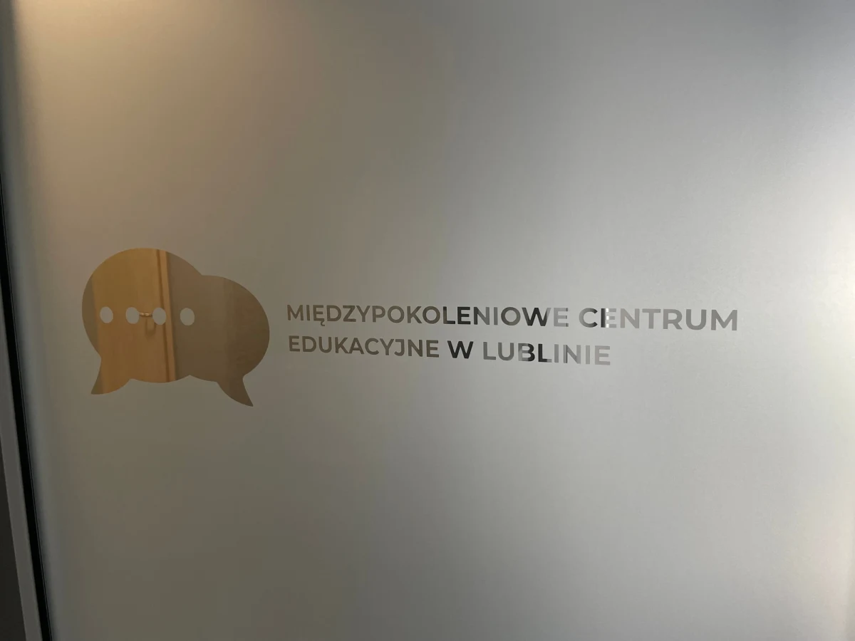 ​Międzypokoleniowe Centrum Edukacyjne wystartowało w Lublinie. Będzie miejscem regularnych spotkań młodzieży z seniorami. Młodzież przygotowała dla nich wiele zajęć, codziennie dla 50 osób przy ulicy Gęsiej 5 w Lublinie.