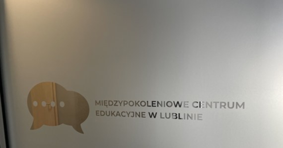 ​Międzypokoleniowe Centrum Edukacyjne wystartowało w Lublinie. Będzie miejscem regularnych spotkań młodzieży z seniorami. Młodzież przygotowała dla nich wiele zajęć, codziennie dla 50 osób przy ulicy Gęsiej 5 w Lublinie.