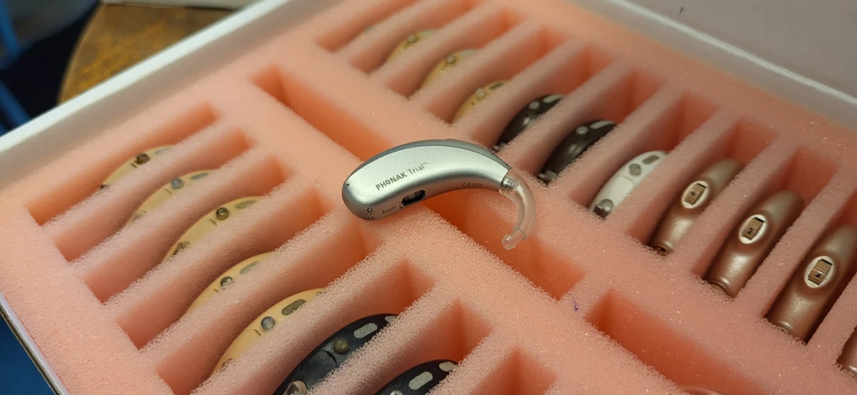 Prawie 300 aparatów słuchowych zabierają ze sobą polscy medycy, którzy za trzy tygodnie wyruszą do Madagaskaru. Podczas swojego pobytu będą badać dzieci niedosłyszące oraz dopasowywać dla nich urządzenia. Ponadto przeprowadzą oni szkolenia dla lokalnych pracowników z zakresu obsługi tych urządzeń.