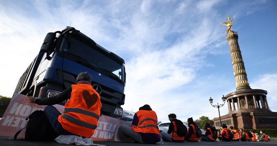 To miała być akcja, po której Berlin zostanie "zatrzymany na czas nieokreślony". Aktywiście klimatyczni wyruszyli dziś na ulice stolicy Niemiec, aby doprowadzić do paraliżu miasta. W pierwszym dniu zmasowanego klimatycznego natarcia Berlina nie zdołali zablokować. W kilku przypadkach policji udało się wyłapywać protestujących, zanim zdążyli przykleić się do drogi. W wielu jednak miejscach aktywiści ubiegli funkcjonariuszy i przytwierdzili się do jezdni. W jednym przypadku tak skutecznie, że działacza "Ostatniego Pokolenia" trzeba było odcinać piłą tarczową razem z kawałkiem asfaltu, do którego się przylepił.