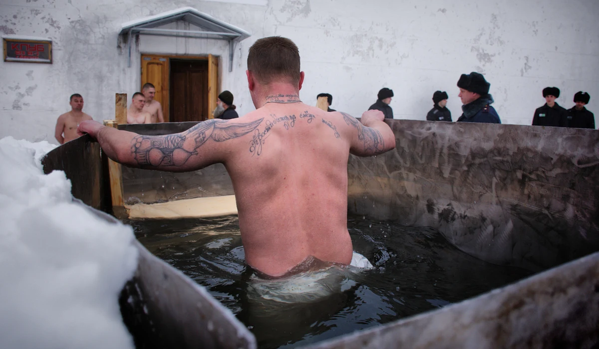 Albo powolna śmierć w więzieniu, albo nadzieja na lepsze życie, a w najgorszym razie - szybka śmierć. Przed takimi dylematami stali rosyjscy więźniowie zakażeni wirusem HIV, którzy zostali zwerbowani przez Grupę Wagnera do walki w Ukrainie. Z relacji schwytanych przez ukraińskich żołnierzy najemników wynika, że w koloniach karnych nie otrzymywali niezbędnego leczenia, a takowe obiecano im, jak pójdą w kamasze.