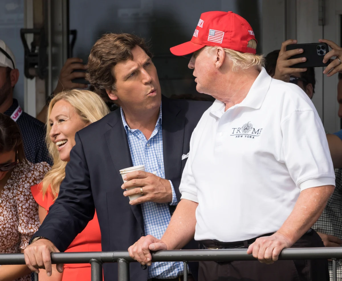 Tucker Carlson, gospodarz najpopularniejszego programu publicystycznego w amerykańskiej telewizji, odchodzi z Fox News - poinformowała stacja w poniedziałek. Do rozstania doszło niecały tydzień po zapłacie przez telewizję prawie 800 mln dol. za kłamstwa na temat fałszerstw wyborczych głoszone m.in. w programie Carlsona.