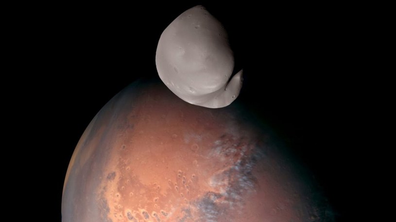 Niewielu ludzi wie, że po orbicie Marsa krąży sonda o nazwie Hope (Nadzieja) wysłana tam przez Zjednoczone Emiraty Arabskie. Urządzenie wykonało zjawiskowe zdjęcie Marsa i jego mniejszego księżyca.