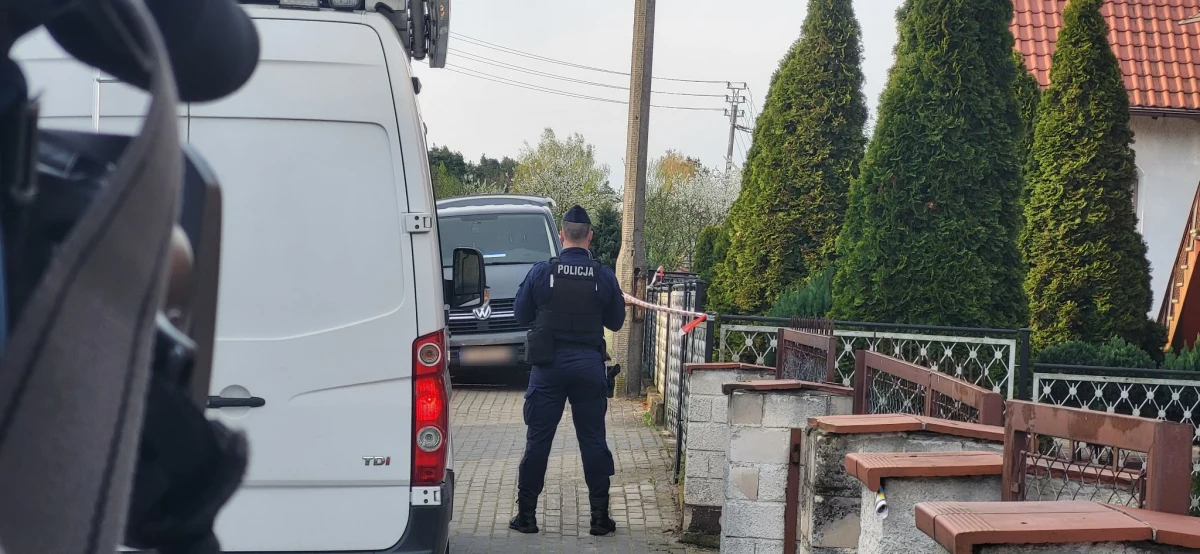 Ciała czterech dorosłych osób i kilkumiesięcznego dziecka znaleziono w jednym z domów jednorodzinnych w wielkopolskiej Chodzieży. Informację, którą dostaliśmy na Gorącą Linię RMF FM, potwierdza policja. 