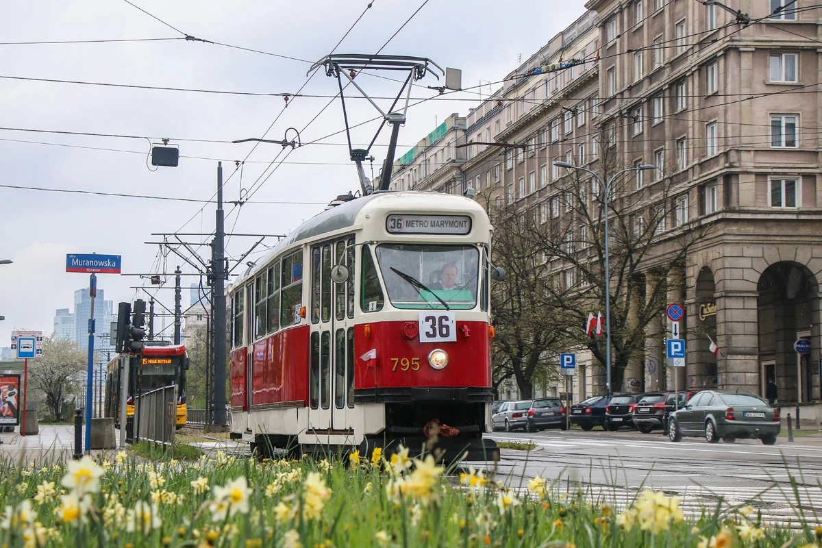 1 maja rusza jubileuszowy 15. sezon Warszawskich Linii Turystycznych. Na ulice stolicy powrócą zabytkowe autobusy i tramwaje, dwa brzegi Wisły połączą promy, a nad Zegrze popłynie statek Zefir - poinformował Zarząd Transportu Miejskiego.