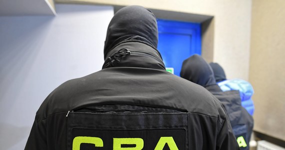 17 osób zamieszanych w nielegalne przejmowanie nieruchomości, wyłudzanie pieniędzy z agencji państwowej, pranie brudnych pieniędzy i preparowanie dokumentów zostało zatrzymanych przez CBA na zlecenie Prokuratury Regionalnej w Łodzi.