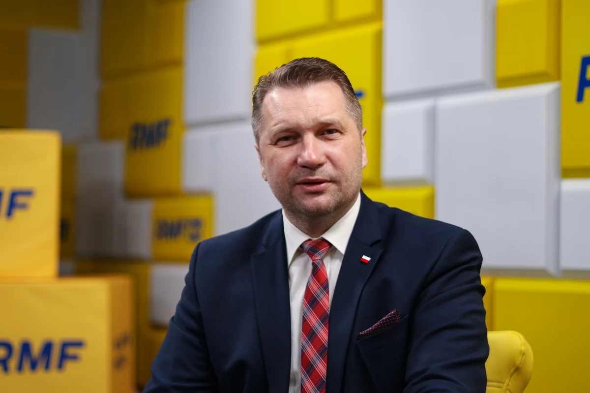 "Kierowane są do ministra edukacji i nauki wnioski z różnych ośrodków naukowych o sfinansowanie takich albo innych badań. Minister jest od tego, żeby podejmować decyzję. Nie będę podejmował decyzji pozytywnych w stosunku do naukowców, którzy obrażają Polaków permanentnie. Nie pozwalam na obrażanie Polaków. Polacy dzwonią do mnie, że sobie nie życzą, żeby profesorowie PAN obrażali Polaków" - mówił w Porannej rozmowie w RMF FM Przemysław Czarnek. W ten sposób minister edukacji odniósł się do słów prof. Barbary Engelking, kierowniczki Centrum Badań nad Zagładą Żydów Instytutu Filozofii i Socjologii PAN.