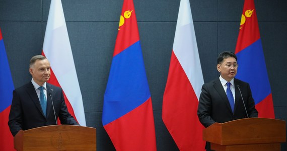 "Mongolia to ważny partner z dużym potencjałem. Chcemy współpracować w przyszłości" - mówił prezydent Andrzej Duda po spotkaniu z mongolskim prezydentem w Ułan Bator. Wcześniej prezydenci podpisali szereg umów o współpracy, m.in. w zakresie gospodarki i nauki.