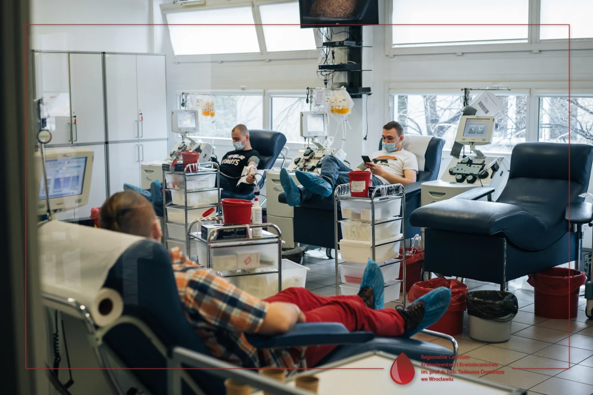 Od poniedziałku do środy (24-26.04) trwa Wampiriada na Uniwersytecie Wrocławskim. Podczas niej krew oddają nie tylko studenci, doktoranci, wykładowcy czy pracownicy administracyjni uczelni. Mogą to zrobić wszyscy chętni.