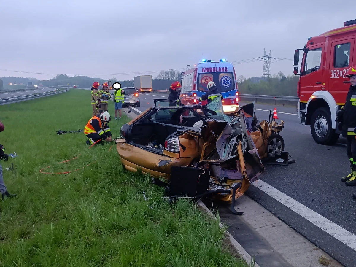 Jedna osoba została poważnie ranna w wyniku wypadku, do którego doszło we wtorek (25 kwietnia) wcześnie rano na autostradzie A4 w rejonie Tarnowa. Ruch na jezdni w kierunku Rzeszowa odbywał się pasem awaryjnym.