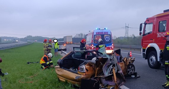 Jedna osoba została poważnie ranna w wyniku wypadku, do którego doszło we wtorek (25 kwietnia) wcześnie rano na autostradzie A4 w rejonie Tarnowa. Ruch na jezdni w kierunku Rzeszowa odbywał się pasem awaryjnym.
