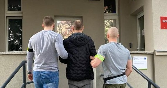 ​Policjanci z Gdańska zatrzymali pijanego 33-letniego obywatela Ukrainy, który w Oliwie groził bronią przypadkowo napotkanej osobie. Mężczyzna usłyszał zarzut kierowania gróźb karalnych. Grozi mu do trzech lat więzienia.