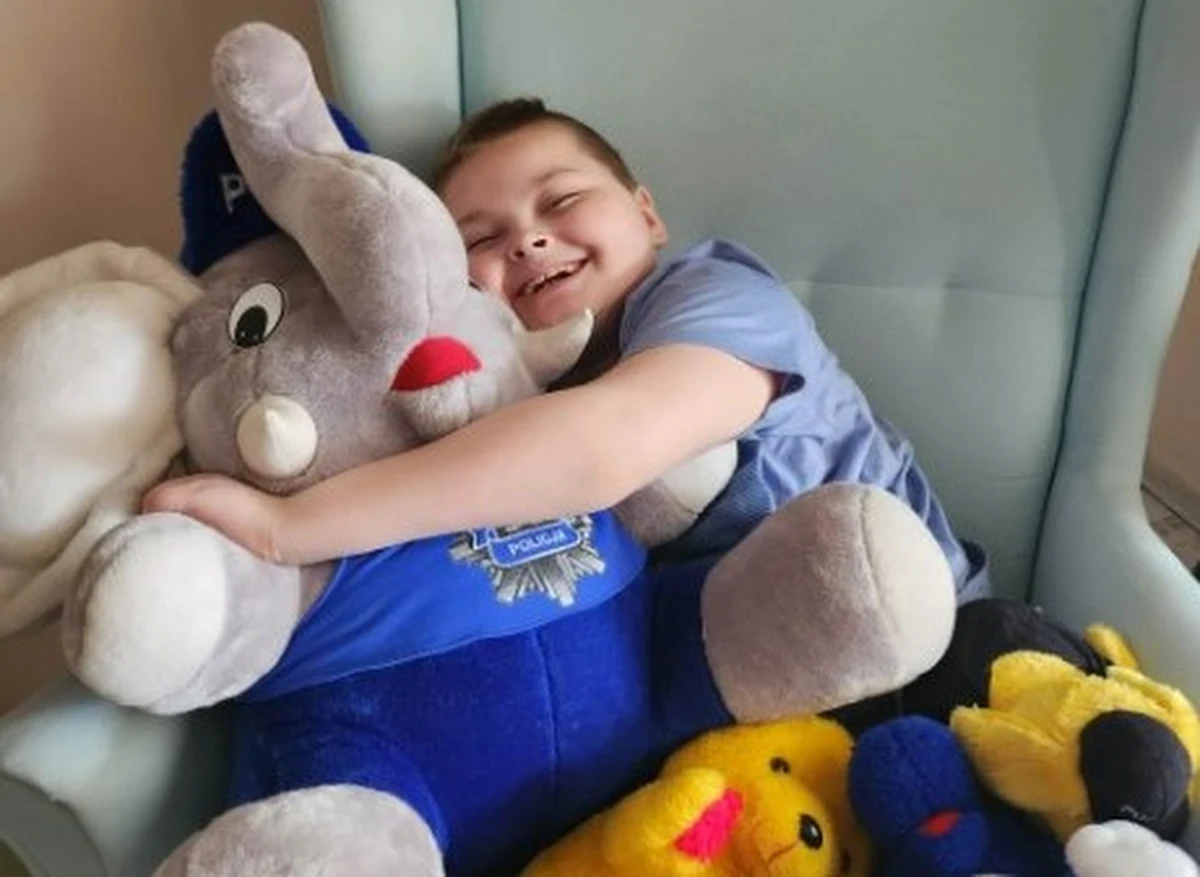 ​Dominik w wypadku stracił rodziców, a sam doznał poważnych obrażeń. Jego marzeniem było wcielić się na jeden dzień w rolę policjanta. Mundurowi spełnili to pragnienie i zaprosili go do komendy.