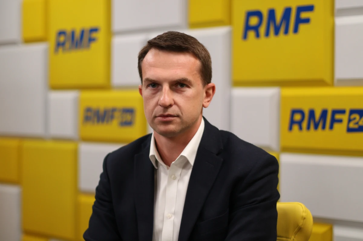 "Oczywiste jest to, że jest to czysto polityczna sprawa. Donald Tusk ma być ścigany za to, że chciał skontrolować spółkę, która importowała ruski węgiel, czyli coś, co powinno być maksymalnie ograniczone. Zawiadomienie składa osoba, która została skazana za poważne przestępstwo. Tu nie ma żadnego przypadku. To jest instrumentalne wykorzystywanie prokuratury" – mówił w Rozmowie w południe w RMF FM lider Nowoczesnej, poseł Koalicji Obywatelskiej Adam Szłapka. Odniósł się w ten sposób do informacji o wszczęciu przez prokuraturę śledztwa w sprawie szefa PO.