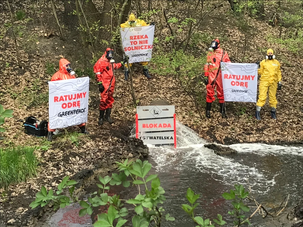 Akcja aktywistek i aktywistów Greenpeace w Rudzie Śląskiej. Kilka osób zablokowało tam dziś odpływ wody z kopalni Halemba.