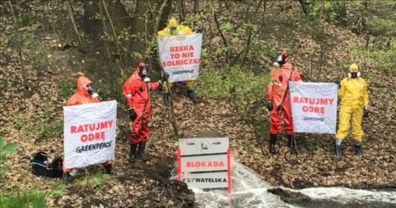Akcja aktywistek i aktywistów Greenpeace w Rudzie Śląskiej. Kilka osób zablokowało tam dziś odpływ wody z kopalni Halemba.