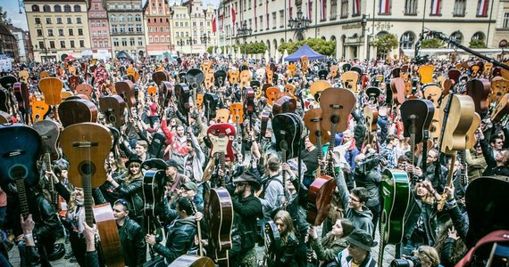 1 maja już po raz 21. gitarzyści zgromadzeni na wrocławskim Rynku spróbują pobić Gitarowy Rekord Świata. W imprezie udział wezmą gwiazdy polskiej i zagranicznej sceny muzycznej, m.in. Steve Vai, Michael Angelo Batio, a także Grzegorz Skawiński, Sebastian Riedel czy Mrozu.