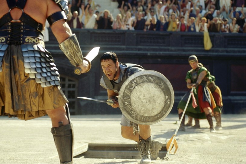 Rola Maximusa Decimusa Meridiusa w filmie "Gladiator" przyniosła Russellowi Crowe statuetkę Oscara za najlepszą rolę pierwszoplanową. Jak się jednak okazuje, ta cenna nagroda mogła mu przejść koło nosa. W najnowszym wywiadzie aktor zdradził, że po przeczytaniu pierwszej wersji scenariusza filmu Ridleya Scotta był bliski zrezygnowania z występu w tej produkcji. Jego zdaniem scenariusz był "całkowicie bzdurny".
