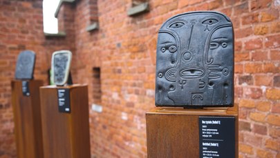 Rzeźby Beksińskiego stanęły w ogrodach królewskich na Wawelu