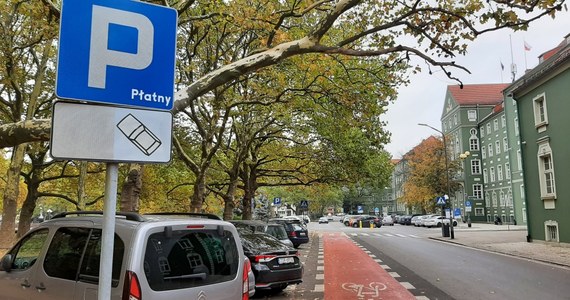 ​Skurczy się Strefa Zamieszkania Stare Miasto w Szczecinie. To najdroższy w mieście obszar, na którym można parkować samochody. W przeciwieństwie do zwykłej strefy płatnego parkowania, tutaj opłaty za postój trzeba uiszczać do późnego wieczora i przez wszystkie dni tygodnia. 