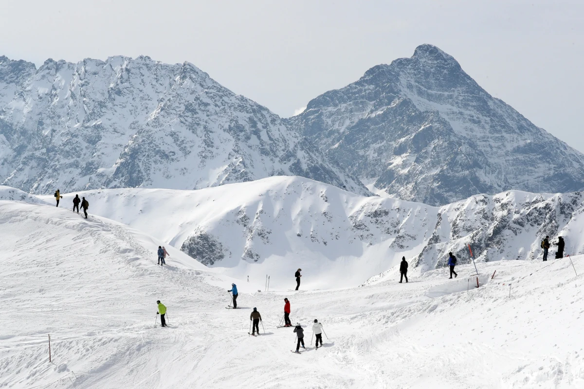 We wtorek w Tatry powróciła zima. Śnieg pada już powyżej 1200 m n.p.m. Na Kasprowym Wierchu leży 170 cm śniegu, a temperatura na szczycie spadła do minus 3 stopni C.