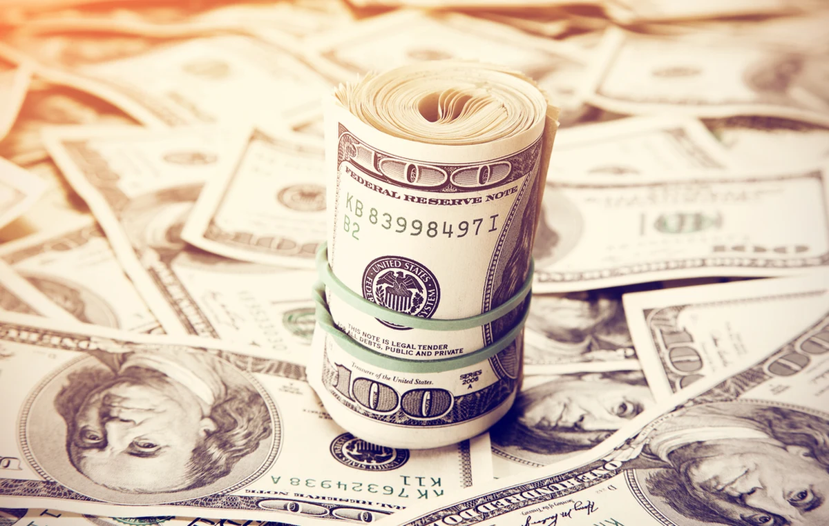 Polska od początku roku zadłuża się w obcych walutach niemal najszybciej na świecie. Dzieje się tak, bo "przycisnęła" nas wojna w Ukrainie. Dochody z podatków rosną wolniej, a wydatki szybciej. Według wyliczeń agencji Bloomberg, rząd pożyczył od początku roku już prawie 9 mld dolarów. To daje nam drugie miejsce na świece.