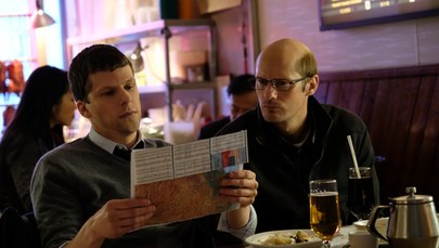 ​Jesse Eisenberg na Mastercard OFF CAMERA 2023. Promuje swój reżyserski debiut