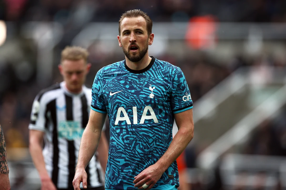 W weekend w hicie Premier League Tottenham Hotspur przegrał aż 1-6 z Newcastle United. Już po 20 minutach tego meczu "Koguty", jak jest nazywany zespół Tottenhamu, przegrywały i to 0:5. Po tej porażce pracę stracił trener zespołu z Londynu Cristian Stellini. Piłkarze podjęli zaś decyzję, że fanom, którzy wybrali się na wyjazdowy mecz, zwrócą pieniądze za bilety na to spotkanie.