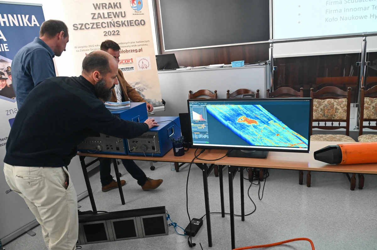 Na dnie Zalewu Szczecińskiego zlokalizowano kilkanaście miejsc, gdzie mogą jeszcze leżeć szczątki amerykańskiego bombowca B17G zestrzelonego pod koniec II wojny światowej. W poszukiwania zaangażowano specjalistów z Niemiec i naukowców z Politechniki Morskiej.