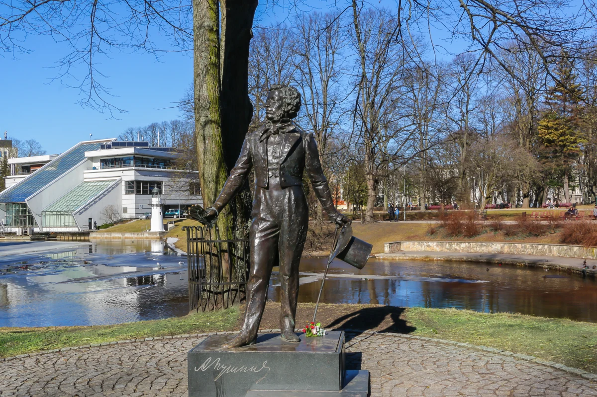 Władze Rygi opowiedziały się za usunięciem z centrum miasta pomnika Aleksandra Puszkina. Nie wiadomo jeszcze, dokąd ani kiedy będzie przeniesiony pomnik rosyjskiego poety.