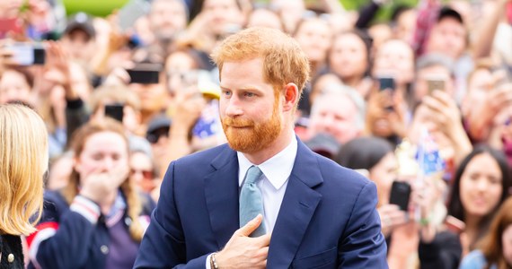 Książę Harry wytoczył proces wydawnictwu News Group Newspapers w związku z podsłuchiwaniem rozmów telefonicznych członków rodziny królewskiej. Harry podkreślił, że miało to na niego ogromny wpływ i dorowadziło do niezdrowego braku zaufania. Równocześnie ujawniono, że brytyjski następca tronu, książę William, miał w 2020 r. otrzymać "bardzo dużą kwotę" od wydawcy tabloidów "Sun" i "News of The World" w ramach ugody w tej samej sprawie.
