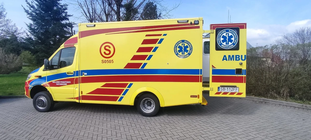 Nowy ambulans kontenerowy z napędem 4x4, pierwszy taki pojazd w systemie Państwowego Ratownictwa Medycznego, trafił we wtorek do stacji pogotowia w podbielskich Kobiernicach. Starosta bielski Andrzej Płonka podał, że karetka będzie służyła w terenie górskim.