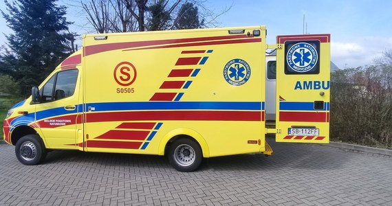 Nowy ambulans kontenerowy z napędem 4x4, pierwszy taki pojazd w systemie Państwowego Ratownictwa Medycznego, trafił we wtorek do stacji pogotowia w podbielskich Kobiernicach. Starosta bielski Andrzej Płonka podał, że karetka będzie służyła w terenie górskim.