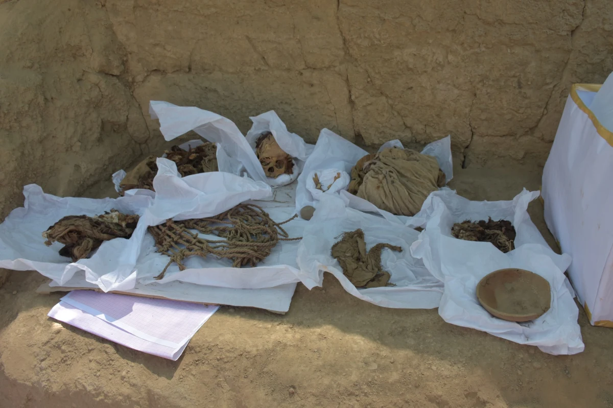 Peruwiańscy archeolodzy na obrzeżach Limy odkryli mumię sprzed ponad tysiąca lat. Znalezisko jest dobrze zachowane - ma kawałki skóry i kępki włosów.