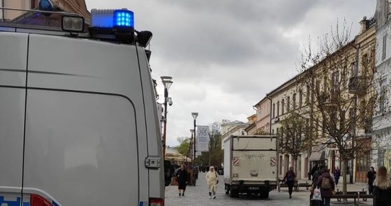 Nie żyje 47-letnia kobieta potrącona w środę rano przez samochód dostawczy na deptaku w Lublinie - poinformowała policja. Według wstępnych ustaleń kierujący potrącił ją przy cofaniu pojazdu. Funkcjonariusze pod nadzorem prokuratora wyjaśniają szczegóły wypadku.