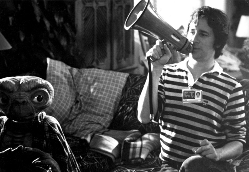 Nakręcony w 1982 roku "E.T." z 1982 roku to jeden z najbardziej znanych filmów w dorobku Stevena Spielberga. W 2002 roku, z okazji dwudziestolecia premiery tego hitu, do kin trafiła jego specjalna wersja. Zmieniono w niej wszystkie sceny, w których pojawiała się broń. Teraz Spielberg przyznaje, że to był błąd i żałuje, że zdecydował się na takie rozwiązanie.
