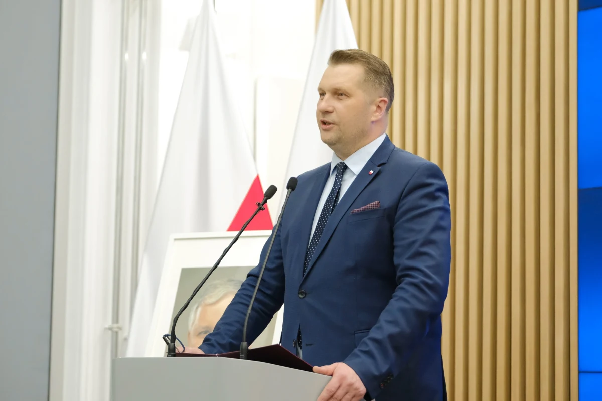 "Są do użytku w domu a nie w szkole" - tak mówi minister edukacji Przemysław Czarnek pytany o to jak komputery, które rząd planuje rozdać uczniom IV klas podstawówek pomogą w nauce i czy uczniowie będą przynosili te urządzenia do szkoły. "Będą własnością rodziców, więc będą do używania w domu" - dodaje Czarnek. 