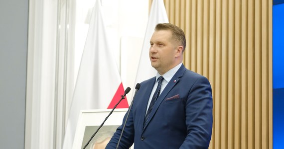 "Są do użytku w domu a nie w szkole" - tak mówi minister edukacji Przemysław Czarnek pytany o to jak komputery, które rząd planuje rozdać uczniom IV klas podstawówek pomogą w nauce i czy uczniowie będą przynosili te urządzenia do szkoły. "Będą własnością rodziców, więc będą do używania w domu" - dodaje Czarnek. 