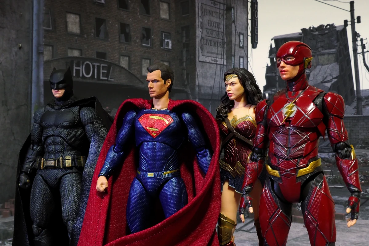 Wytwórnia Warner Bros. pokazała nowy zwiastun oczekiwanego widowiska DC "Flash". Film oparty jest na popularnej serii komiksowej "Flashpoint". Ezra Miller wraca w roli Barry’ego Allena i po raz pierwszy to jego postać jest głównym bohaterem. 