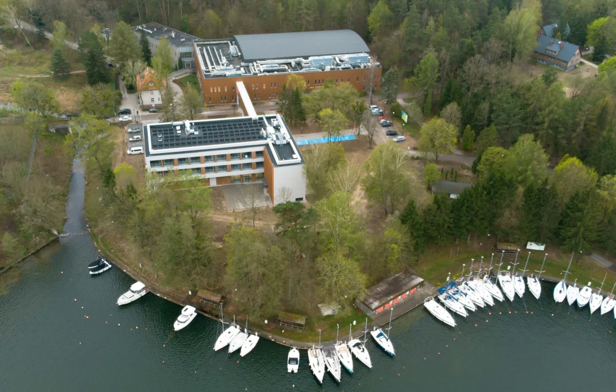 W Centralnym Ośrodku Sportu - Ośrodku Przygotowań Olimpijskich w Giżycku na Mazurach otwarto w środę nowoczesny internat sportowy z zapleczem gastronomicznym. Obiekt został zbudowany m.in. dzięki blisko 16 mln zł dofinansowania z Ministerstwa Sportu i Turystyki.