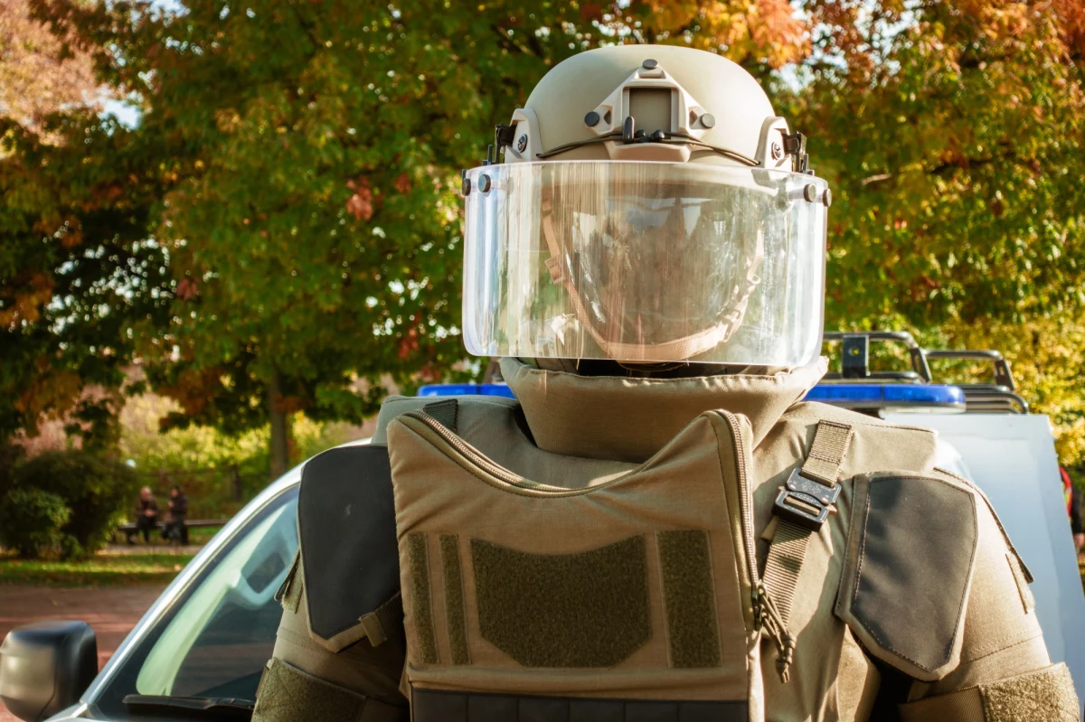 W ​czwartek rano saperzy wydobędą i wywiozą niewybuch znaleziony w Policach pod Szczecinem. Bomba z czasów 2 wojny światowej może mieć nawet kilometrowy promień rażenia. 