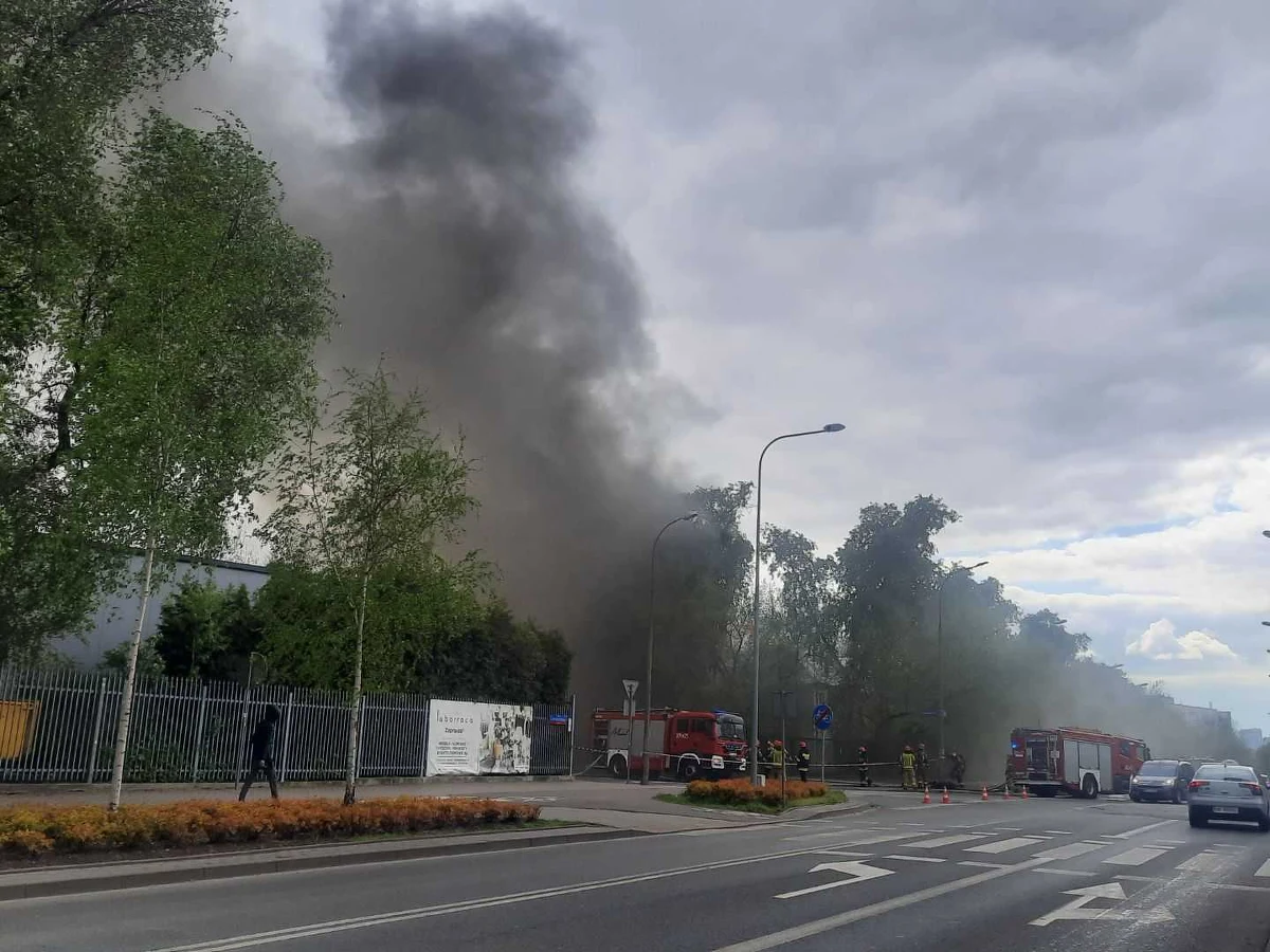 Strażacy nadal przelewają wodą budynek w Warszawie, w którym niegdyś mieściła się restauracja Karczma Rzym. Ze względu na drewnianą konstrukcję, która stwarzała zagrożenie dla strażaków, na miejsce wysłano specjalną grupę asekuracyjną - wynika z informacji przekazanych przez kpt. Szymona Kisielińskiego z warszawskiej PSP.
