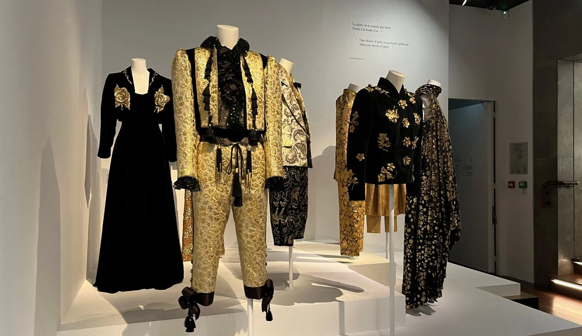 "Złota moda" robi furorę w Paryżu. Dziesiątki wieczorowych sukni, garsonek, szpilek i torebek w kolorze złocistym prezentowanych jest na głośnej wystawie "Gold" w prestiżowym Muzeum Yves Saint Laurent we francuskiej stolicy.
