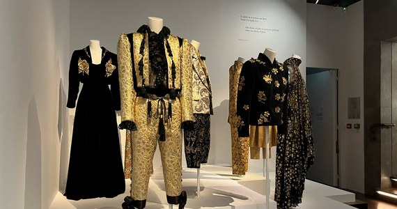 "Złota moda" robi furorę w Paryżu. Dziesiątki wieczorowych sukni, garsonek, szpilek i torebek w kolorze złocistym prezentowanych jest na głośnej wystawie "Gold" w prestiżowym Muzeum Yves Saint Laurent we francuskiej stolicy.
