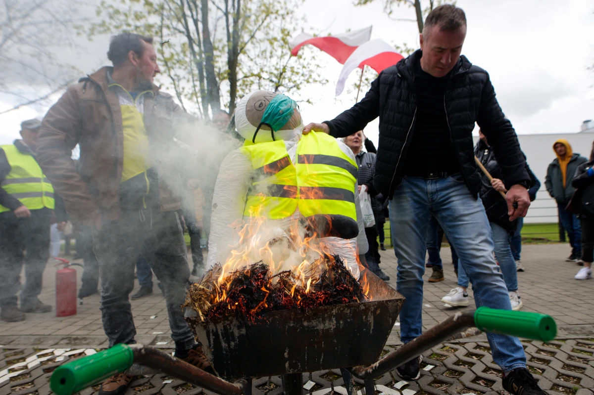 Przed Wojewódzkim Inspektoratem Ochrony Środowiska we Wrocławiu protestowali dziś mieszkańcy dolnośląskiej gminy Chojnów. Domagali się cofnięcia pozwolenia na rekultywację żwirowni w Czernikowicach i przedstawienia wyników przeprowadzonych badań. Według nich odpady, które tam trafiają, są toksyczne.