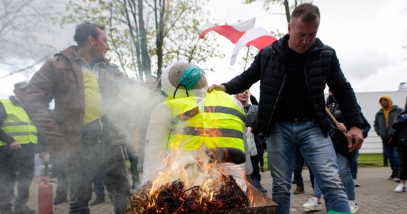 Przed Wojewódzkim Inspektoratem Ochrony Środowiska we Wrocławiu protestowali dziś mieszkańcy dolnośląskiej gminy Chojnów. Domagali się cofnięcia pozwolenia na rekultywację żwirowni w Czernikowicach i przedstawienia wyników przeprowadzonych badań. Według nich odpady, które tam trafiają, są toksyczne.