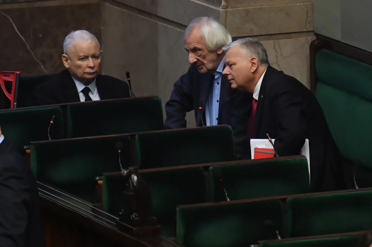 Wciąż możliwy jest scenariusz, że Prawo i Sprawiedliwość wygrywa wybory, ale nie rządzi - przyznaje w rozmowie w Radiu RMF24 prof. Antoni Dudek, politolog, historyk z Uniwersytetu Kardynała Stefana Wyszyńskiego w Warszawie, komentując najnowsze wyniki sondażu United Surveys dla RMF FM i "Dziennika Gazety Prawnej".