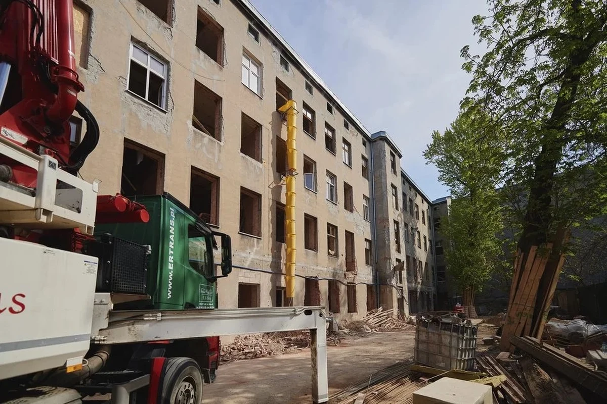 W przyszłym roku ma nastąpić otwarcie Centrum Interwencji Kryzysowej, które powstaje właśnie w rewitalizowanej kamienicy przy ul. Kilińskiego 36 w Łodzi. Schronienie i pomoc m.in. psychologiczną, medyczną, prawną czy socjalną, znajdzie tam ok. 24 potrzebujących.