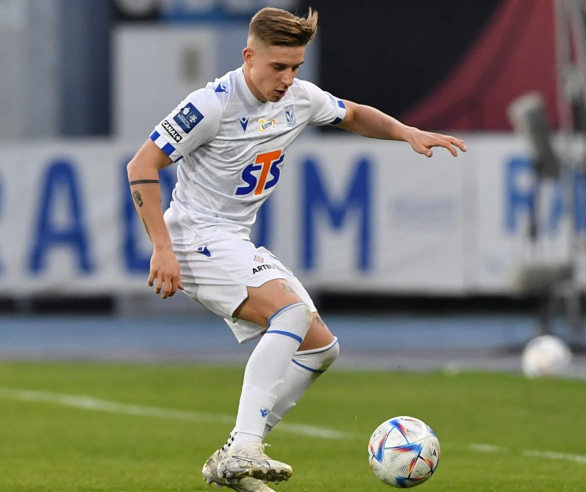 Lech Poznań poinformował oficjalnie, że latem zespół opuści Michał Skóraś. Skrzydłowy, który jest jednym z najlepszych zawodników "Kolejorza" w tym sezonie, przeniesie się do Belgii i będzie występował w Club Brugge, 18-krotnym mistrzu tego kraju.